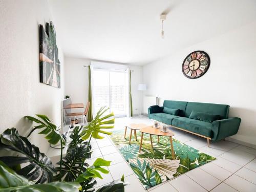 un salon avec un canapé vert et une table dans l'établissement Le Messidor - Terrasse Rives du Lez, à Montpellier
