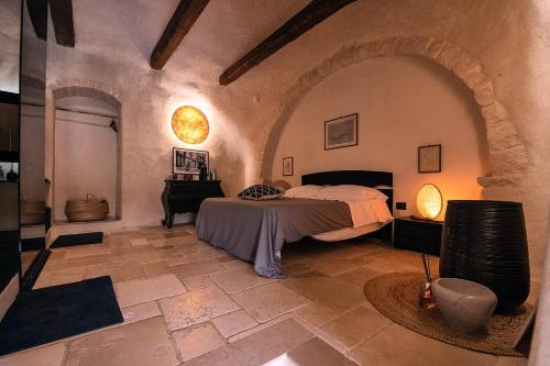 1 dormitorio con 1 cama en una habitación grande en Trulli JaJa Resort, en Alberobello