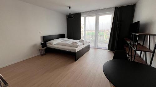 una camera con un letto e una grande finestra di 2 room Apartment with terrace, new building 55 a Bratislava