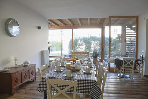 uma sala de jantar com mesa e cadeiras em La Corte di Nonna Gemma - Holiday Home em Delebio