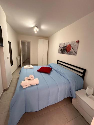 a bedroom with a blue bed with towels on it at La casa di Stella in Isernia