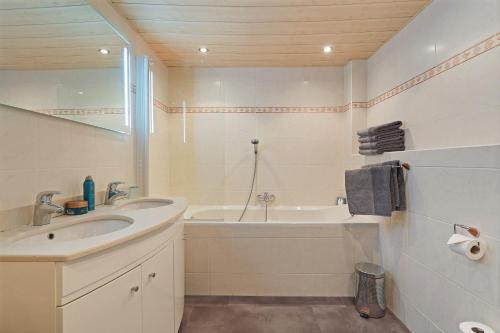 een badkamer met 2 wastafels en een bad bij Kabbelaarsbank 313 - Port Marina Zélande - not for companies in Ouddorp