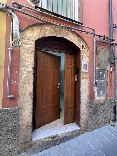 an entrance to a building with a wooden door at La casa di Stella in Isernia