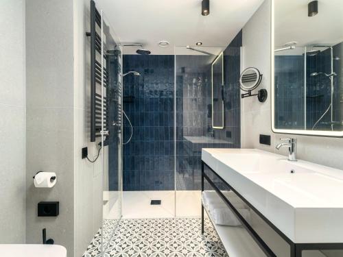 biała łazienka z umywalką i prysznicem w obiekcie Happy Valley Resort Szklarska Poręba w Szklarskiej Porębie