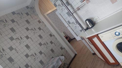 uma casa de banho com um chuveiro, um WC e um lavatório. em Imanova 41 em Astana