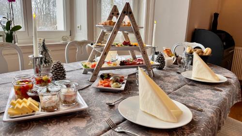 een tafel met daarop borden met eten bij Schloss Schlemmin in Schlemmin