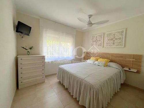 カンブリルスにあるApartamento en zona Horta, 2da linea de playa - 144Bのベッドルーム(ベッド1台、ドレッサー、テレビ付)