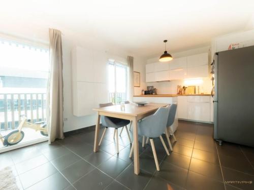 - une cuisine avec une table et des chaises en bois dans la chambre dans l'établissement Le Ray Charles - Terrasse - Port Marianne, à Montpellier