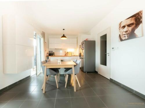 une salle à manger avec une table et une cuisine dans l'établissement Le Ray Charles - Terrasse - Port Marianne, à Montpellier