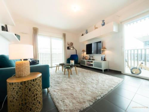 Le Ray Charles - Terrasse - Port Marianne في مونبلييه: غرفة معيشة مع أريكة وطاولة