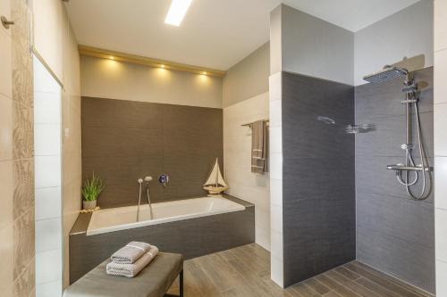 Ένα μπάνιο στο Monopol Apartments