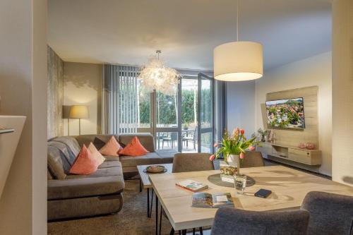 ein Wohnzimmer mit einem Sofa und einem Tisch in der Unterkunft Monopol Apartments in Wernigerode