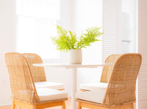 Χώρος καθιστικού στο Historic Home w a Fresh Look - Downtown