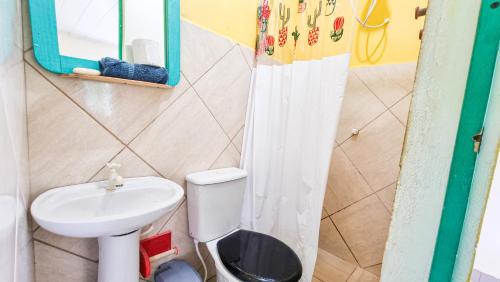 een badkamer met een wastafel en een toilet bij Proxima Estacion Hostel in Maceió