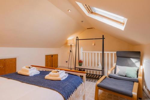 - une chambre avec deux lits et une chaise dans l'établissement Well located 3 bedroom home in central Chester with Parking, à Chester