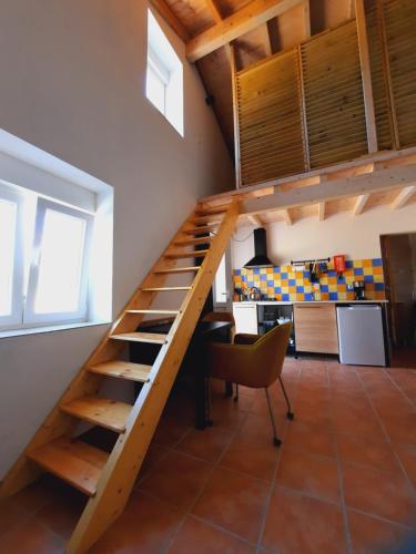 a staircase in a room with a table and a chair at Casa Inglesa Roosa 2-4 persoons Accommodatie, Appartement Luna in Relíquias