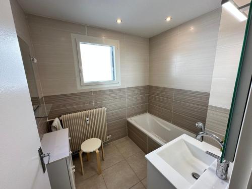 une salle de bain avec une baignoire, un lavabo et des toilettes dans l'établissement Spacieux studio proche centre avec balcon - FR-1-515-169, à Villard-de-Lans