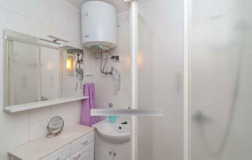 e bagno con servizi igienici, lavandino e doccia. di Holiday home in Sevid 45752 a Sevid