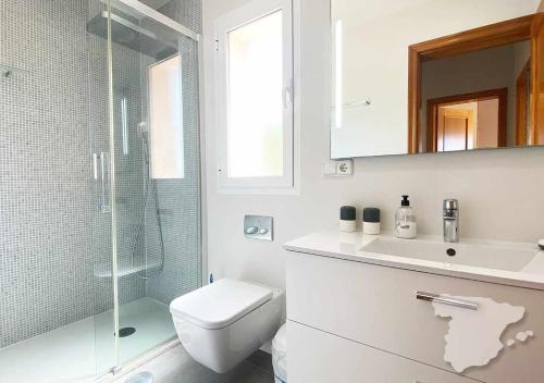 La salle de bains est pourvue de toilettes, d'un lavabo et d'une douche. dans l'établissement CostaBlancaDreams Dinamarca in AlteaAltea Hills, à Altea