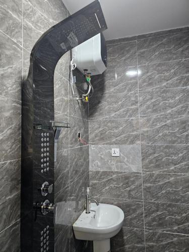 bagno con lavandino e servizi igienici di HEN - CAP SERVICED APARTMETS ad Agege