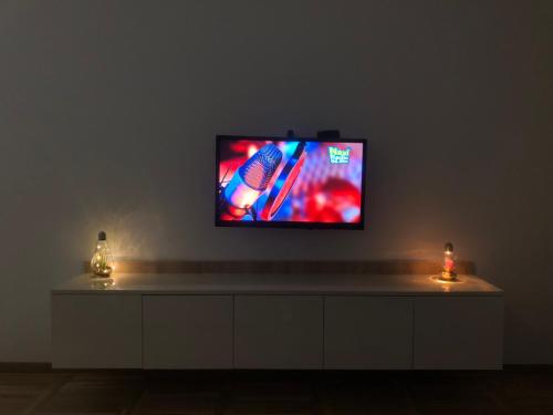 TV i/ili multimedijalni sistem u objektu Apartman Mina
