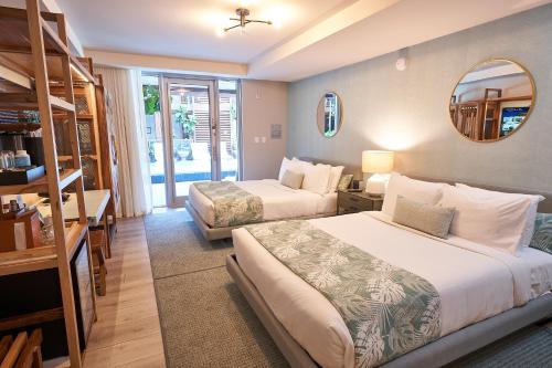 Кровать или кровати в номере Lennox Miami Beach