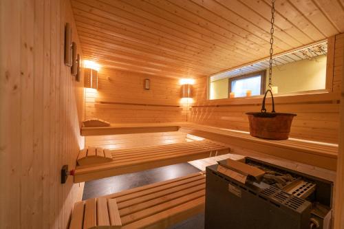 einer Holzsauna mit Fenster in der Unterkunft Toni's Alpine Loft in Kandersteg