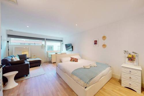 sypialnia z łóżkiem i salon w obiekcie Stunning studio apt- 5 min walk to Borough station w Londynie