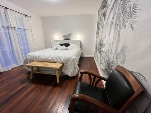 une chambre avec un lit sur lequel est allongé un chat dans l'établissement LA VILLA DES PINS, à Lacanau-Océan