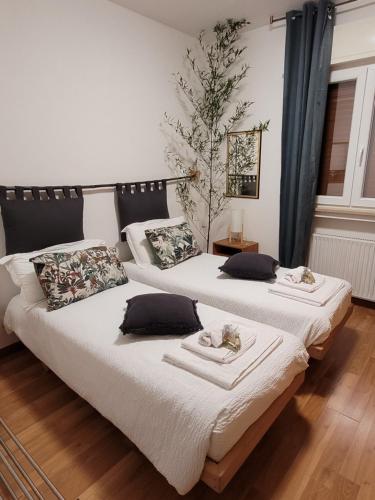 two beds in a room with a christmas tree at appartamento PEACE&LAKE in Riva del Garda