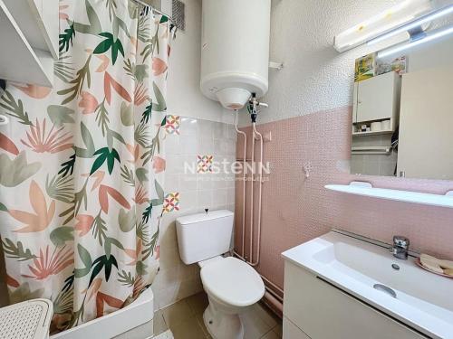 une salle de bain avec toilettes, lavabo et rideau de douche dans l'établissement APPA3255-T2 à 400m de la plage, à Argelès-sur-Mer