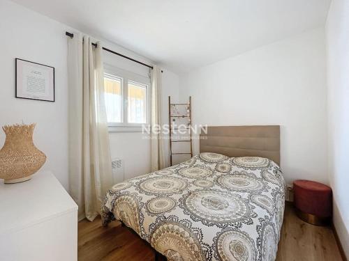 une chambre avec un lit avec une couette dessus dans l'établissement APPA3255-T2 à 400m de la plage, à Argelès-sur-Mer