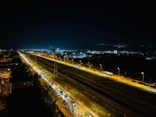 une ville la nuit avec des lumières sur une autoroute dans l'établissement Panoramic Sunrise near IULIUS MALL by cityZen Suites, à Iaşi
