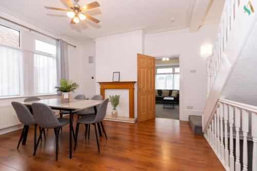 Un comedor con mesa y sillas en Pine House, en Stockton-on-Tees