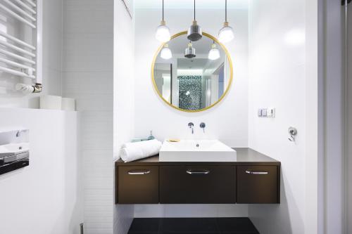 格但斯克的住宿－Krynicka 2 by Homeprime，一间带水槽和镜子的浴室