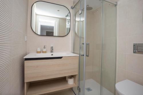 a bathroom with a sink and a shower at Apartamen2o maravillo9o Con vistas al mar Playa de la Fossa Hipocampos in Calpe