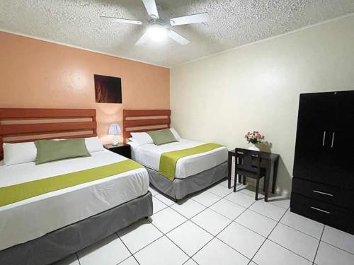 Habitación de hotel con 2 camas y vestidor en Hotel Reynieri, en Comayagüela