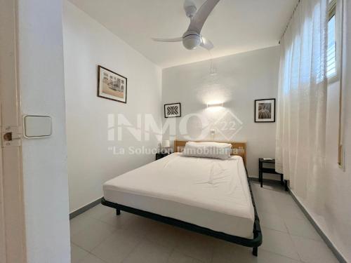 a bedroom with a bed and a ceiling fan at Apartamento frente al mar en La Llosa Edif Olimpic 103A - INMO22 in Cambrils