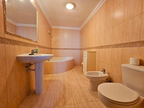 アライオロスにあるCasa do Castelo IIIのバスルーム(洗面台、トイレ、バスタブ付)