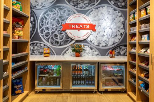 a store with a treats sign on the wall at Hampton Inn Knoxville-West At Cedar Bluff in Knoxville