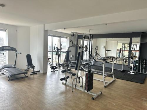 een fitnessruimte met diverse loopbanden en fitnessapparaten bij Saint Sebastian Flat 603- Com Hidro! até 3 pessoas, Duplex, no centro in Jaraguá do Sul