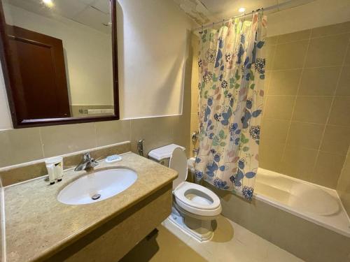 A bathroom at Tolip marina tower توليب ابراج المارينا غرفتين وصاله