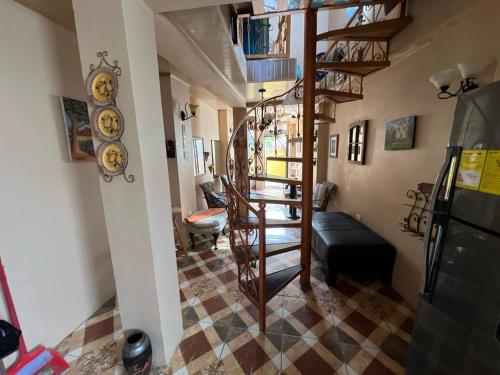un pasillo con una escalera de caracol en una casa en NEXXUS, en Trincity 