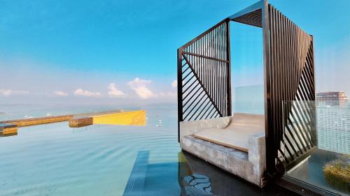 a house on the water with a infinity pool at the edge central holiday inn new in Pattaya