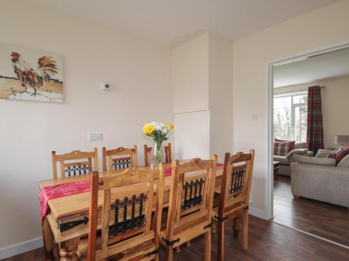a dining room with chairs and a table with flowers at Taigh Neilag in Elgol