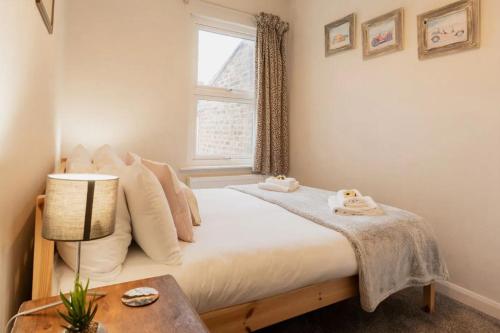 Lova arba lovos apgyvendinimo įstaigoje Well located Cosy 2 bedroom home near Chester centre