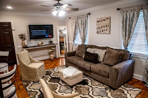 TV a/nebo společenská místnost v ubytování Chic 1 Bed Condo with Pool, Hot Tub, and Parking Near Downtown Mobile