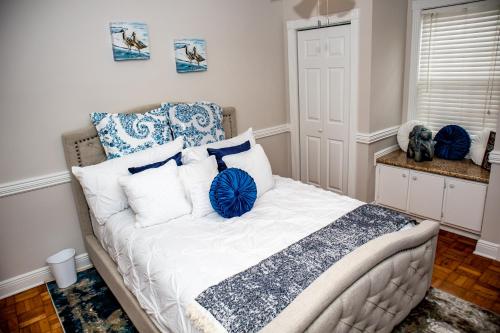 Postel nebo postele na pokoji v ubytování Chic 1 Bed Condo with Pool, Hot Tub, and Parking Near Downtown Mobile