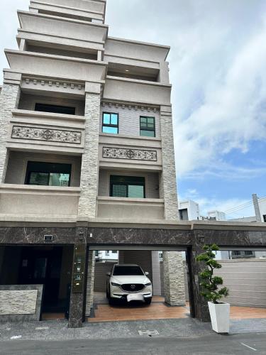 a car parked in front of a building at 補夢網民宿 in Donggang