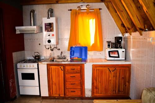 Una cocina o kitchenette en Patagonia Cabañas